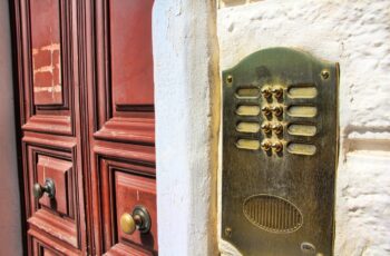 Smart Doorbells: Revolutionizing Home Security and Convenience